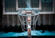 Jakie są zasady gry w koszykówkę?